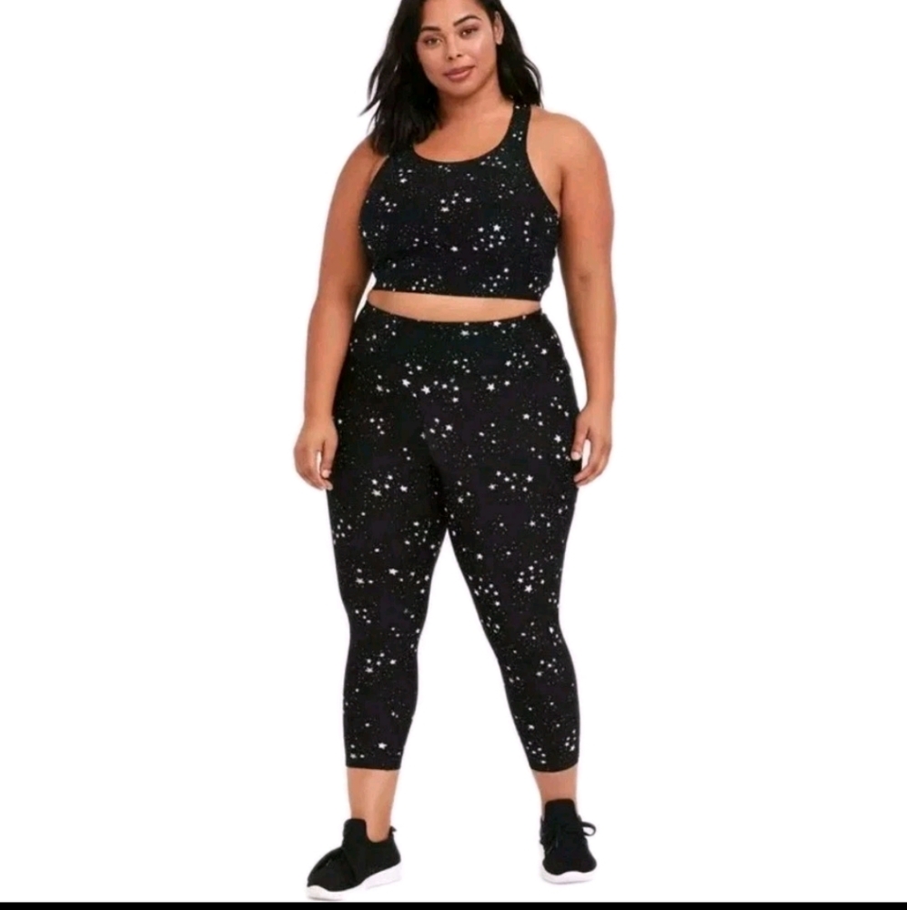Torrid Active Wireless Sports Bra Capri Legging Woman Plus 6X Black Star Cluster